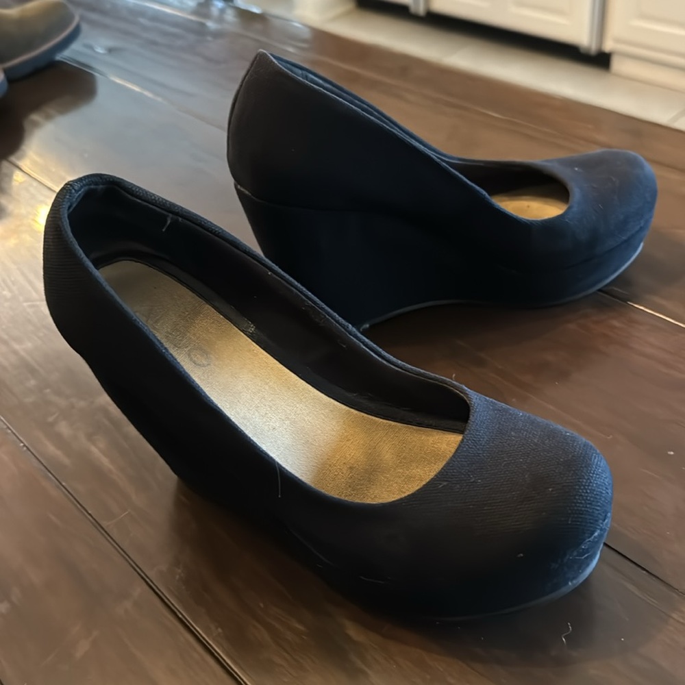 7.5 Black Aldo wedge  platform heels.  Very Good Condition